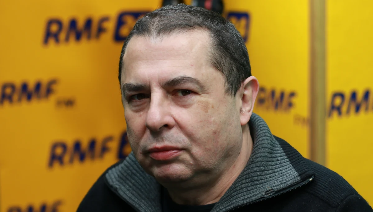 "Rządy PiS-u to przede wszystkim budowanie wreszcie pluralizmu w III RP - pod tym względem mają niesłychaną wartość. Jako wprowadzanie innych ludzi, innych projektów i tworzenie realnej przestrzeni debaty publicznej - wprawdzie tej debaty nie ma, bo druga strona odmawia, ale ona się siłą rzeczy musi pojawiać. Pojawia się esencja demokracji: konkurencja" - mówił w Porannej rozmowie w RMF FM Bronisław Wildstein. Jak stwierdził, nie widzi w rządach Prawa i Sprawiedliwości "zadyszki": "Usiłuje się ją wykreować". Równocześnie przyznał, że "komunikacja ze strony PiS-u, czyli prezentowanie swojej polityki, jest fatalna - czy raczej w ogóle jej nie ma". W internetowej części rozmowy Roberta Mazurka Wildstein wyraził nadzieję, że prezydent Andrzej Duda nie zawetuje proponowanej przez PiS reformy sądownictwa. "On jest prawnikiem - 'niestety', powiem w tym przypadku - w związku z tym ma lekkie prawnicze odchylenia. Ale mam nadzieję, że one nie spowodują, że zablokuje tę reformę" - podkreślił.