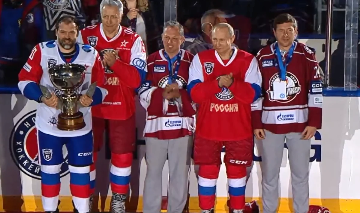 Władimir Putin miał szansę zaprezentować swoje umiejętności w hokeju na lodzie podczas pokazowego meczu, który odbył się w rosyjskim Soczi. Prezydent Rosji podczas Nocnego Festiwalu Hokeja zmierzył się z miejscowymi legendami tego sportu. Zagrał z numerem "11" na koszulce. Przed samą rozgrywką Putin podziękował także zaproszonym gościom oraz widzom za wsparcie i liczne przybycie na imprezę. Nocny Festiwal Hokeja odbył się w Soczi już po raz szósty. Nie po raz pierwszy prezydent Putin wziął udział w tego typu rozgrywkach. Słynie z zamiłowania do sportu - posiada także czarny pas w judo i jeździ konno. 