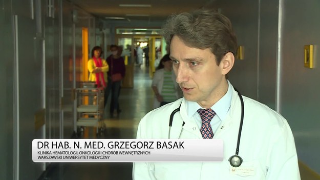 W ciągu ostatnich 25 lat liczba chorych na nowotwory krwi wzrosła dwukrotnie. Dla 75 proc. pacjentów szansą na powrót do zdrowia jest przeszczepienie komórek macierzystych od niespokrewnionego dawcy. Bardzo ważną rolę pełnią rejestry dawców niespokrewnionych. Polski rejestr z 1,2 mln dawców jest na trzecim miejscu w Europie i szóstym na świecie pod względem liczby zarejestrowanych osób. Im więcej zarejestrowanych, tym większa szansa na znalezienie bliźniaka genetycznego dla pacjentów chorujących na nowotwory krwi.


– Misją Fundacji DKMS jest znalezienie dawcy dla każdego pacjenta, który potrzebuje przeszczepienia krwiotwórczych komórek od dawcy niespokrewnionego. Naszą działalność rozpoczęliśmy w lutym 2009 roku. W tym czasie w Polskim rejestrze niespokrewnionych dawców szpiku znajdowało się około 40 tys. potencjalnych dawców. Na ten moment jest ich już ponad 1,2 mln, w tym w bazie Fundacji DKMS zarejestrowanych jest blisko 1,1 mln – podkreśla Sylwia Zakrzewska, koordynatorka rekrutacji dawców w Fundacji DKMS.


Dla chorych na nowotwory krwi często jedyną szansą na przeżycie jest przeszczep krwiotwórczych komórek macierzystych. Tylko co czwarty chory znajduje dawcę w obrębie rodziny. Pozostali muszą liczyć na niespokrewnionego dawcę.