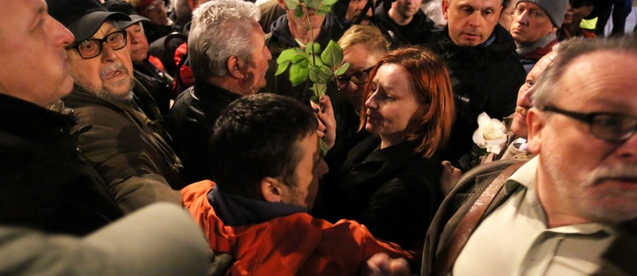 Grupa ludzi chorych z nienawiści próbowała zablokować uroczystości, związane z upamiętnieniem ofiar katastrofy smoleńskiej na Krakowskim Przedmieściu. Cztery osoby zostały zatrzymane - powiedział w Sejmie szef MSWiA Mariusz Błaszczak. Wczoraj przed Pałacem Prezydenckim na Krakowskim Przedmieściu odbyła się 85. miesięcznica smoleńska. Towarzyszyła jej kontrmanifestacja. 