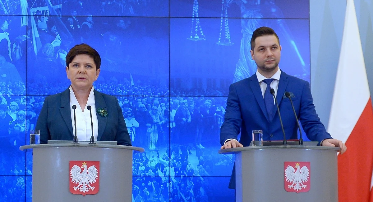 Komisja weryfikacyjna ds. reprywatyzacji jest próbą podniesienia państwa z kolan. Państwo powinno dbać o najsłabszych - powiedział w wiceminister sprawiedliwości Patryk Jaki, powołany na szefa tej komisji. Premier Beata Szydło poinformowała, że Jaki, na wniosek ministra sprawiedliwości Zbigniewa Ziobro, został jej przedstawiony jako kandydat na przewodniczącego komisji weryfikacyjnej. "Podjęłam decyzję o powołaniu go na tę funkcję" - poinformowała.