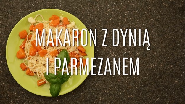 Dania z makaronem to przepyszny sposób na obiad dla każdego! Przygotowanie dodatku do makaronu to może najprostsza rzecz świata - niemal z wszystkim da się przyrządzić genialną pastę, która nie tylko będzie świetnie wyglądała, ale i będzie niebywale sycąca. Tym razem propozycja na delikatny w smaku makaron z dynią i aromatycznym parmezanem - to jeden z najciekawszych przepisów, który świetnie łączy w sobie różne smaki! Poznajcie nasz przepis!