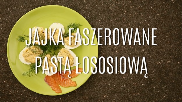 Jajka faszerowane to przepyszny sposób na przekąskę na zimno na każdą okazję, które powoli na nowo powracają do naszych menu! I dobrze - jajka to samo zdrowie, którego ciągle jemy za mało! Tym razem mamy dla was propozycję na faszerowane jajka pastą łososiową - to genialne połączenie świetnie sprawdzi się na każdą okazję. Takie jajka przygotujecie w kilkanaście minut!