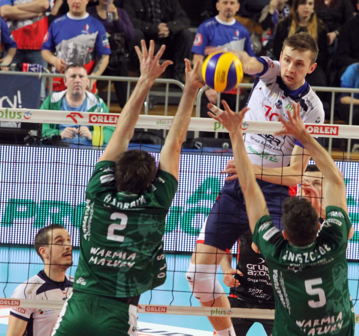 "To jest lekka niepewność przed tym co będzie, bo reprezentacja jest czymś co inaczej funkcjonuje niż klub. Jestem ciekaw, jak to będzie wyglądało" - mówi w rozmowie z RMF FM Jakub Kochanowski, nowy środkowy w kadrze siatkarzy. Reprezentacja pod wodzą trenera de Giorgiego rozpoczęła treningi w Spale. 