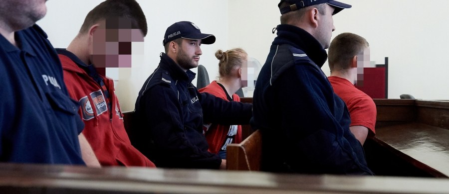 W Gdańsku ruszył dziś proces 4 młodych ludzi, oskarżonych o porwanie i znęcanie się ze szczególnym okrucieństwem nad kolegą ich znajomej. Grozi im od 3 do 15 lat więzienia. 
