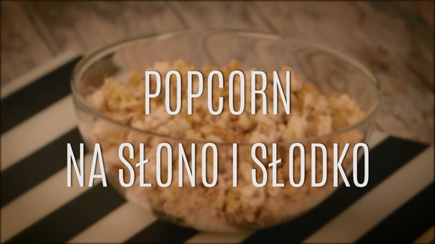 Popcorn to jedna z najpyszniejszych przekąsek świata! Prażoną kukurydzę można dziś spotkać niemal wszędzie i w gruncie rzeczy trudno wyobrazić sobie kina bez ogromnych paczek popcornu, którymi zajadają się widzowie podczas seansów. Przygotowywany na słono, niekiedy również na słodko, jest świetną i trochę zdrowszą przekąską niż chipsy. Popcorn przygotowywany w domu nie musi być monotonny - zamiast zwykłego, słonego popcornu, możecie przygotować przepyszny popcorn w wersji słodko-słonej. Zobaczcie, jak łatwo go zrobić!