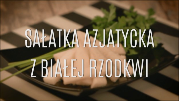 Biała rzodkiew nie cieszy się uznaniem w polskiej kuchni - a to wielka strata! Biała rzodkiew ma ogromne wartości odżywcze, zawiera mnóstwo witamin, soli mineralnych, a nawet białek i kwasu foliowego, cennego zwłaszcza u kobiet w ciąży i u tych, które dopiero planują potomstwo. Choć ma charakterystyczny smak i zapach, warto przyrządzać ją od czasu do czasu - choćby w formie surówki! Przygotowaliśmy dla was propozycję na azjatycką sałatkę z białej rzodkwi - zrobicie ją w mniej niż 10 minut!