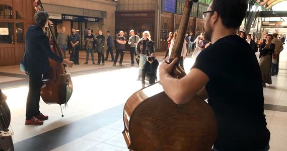 Nietypowy koncert na Dworcu Głównym we Wrocławiu. W holu poczekalni zabrzmiały kontrabasy i gitary. To przedsmak rozpoczynającego się 19 maja w dolnośląskiej stolicy Bass & Beat Festivalu. 