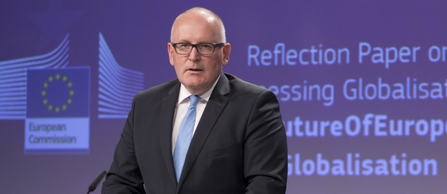 ​Wiceprzewodniczący KE Frans Timmermans powiedział w Sztokholmie, że nie czas jeszcze na podejmowanie dalszych działań przeciwko Polsce w sprawie rządów prawa - podał Reuters.