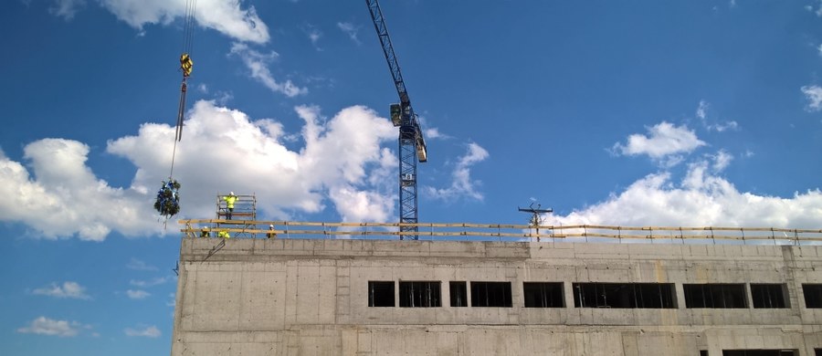 ​Na budowie nowego Szpitala Uniwersyteckiego w Krakowie uroczyście zawieszono wiechę. To oznacza ukończenie stanu surowego budynku. W środku znajdą się łóżka dla ponad 900 osób. A pierwsi pacjenci będą mogli z nich korzystać wiosną 2020 roku.