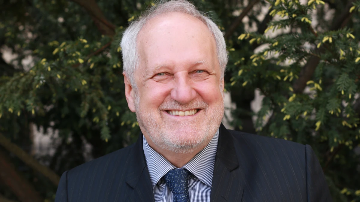 "Musimy zmienić Polską Akademię Nauk, bo nauka w świecie się zmienia. Zmienia się sposób jej uprawiania, sposób komunikowania, zmieniają się zupełnie dziedziny. Coraz bardziej potrzebne jest podejście interdyscyplinarne" - mówi RMF FM prezes Polskiej Akademii Nauk, prof. Jerzy Duszyński, uzasadniając pomysł powołania Uniwersytetu PAN. Zapowiada, że instytucja będzie wizytówką polskiej nauki i w sferze naukowej nie ograniczy autonomii instytutów PAN, które mają ją utworzyć. Prof. Duszyński przyznaje, że szczegóły propozycji nie były dotąd szeroko konsultowane, zapowiada, że to się zmieni, a opinie środowiska będą brane pod uwagę.