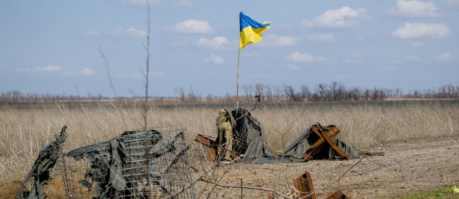 Żołnierze ukraińskich sił rządowych walczący z prorosyjskimi separatystami we wschodniej części Ukrainy co pewien czas dostają od nieznanych numerów zastraszające i namawiające do złożenia broni SMS-y - poinformowała agencja AP. 