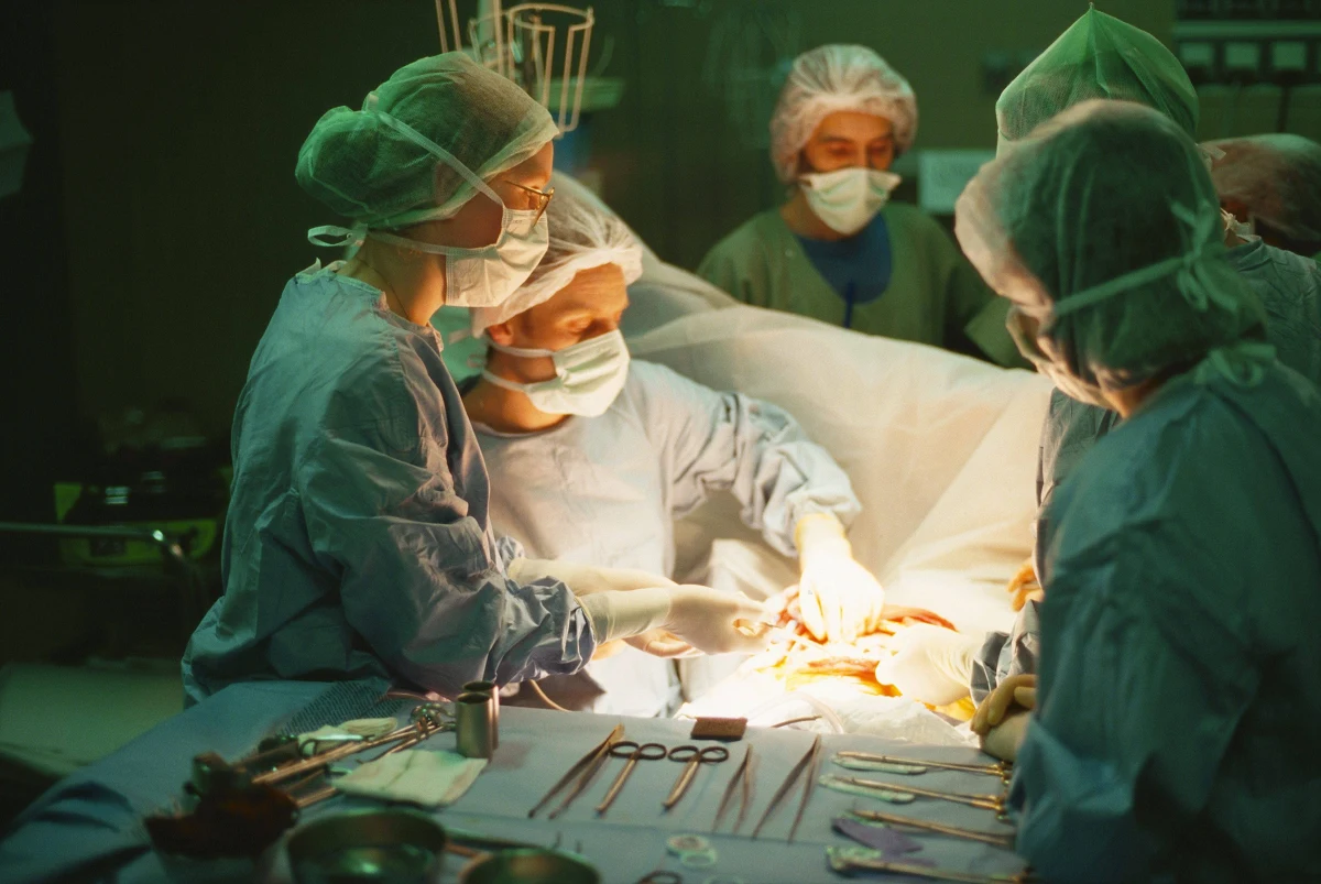 „Ministerstwo Zdrowia eksperymentuje na żywym człowieku”, „Nie chcemy ryzykować utraty przeszczepionych narządów” – tak mówią pacjenci po transplantacjach, którzy dziś protestowali przed Sejmem. Protest zakończył się przekazaniem petycji marszałkowi Sejmu. Z początkiem maja drastycznie podrożały leki immunosupresyjne, które zapobiegają odrzutom przeszczepionych organów.  Niektóre opakowania są droższe nawet o 1000 złotych. 