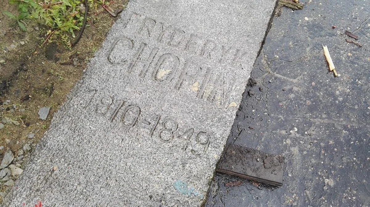 Historyczne znalezisko w Drawsku Pomorskim. To granitowy blok pochodzący prawdopodobnie z cokołu pomnika Fryderyka Chopina. Został wykopany kilka dni temu podczas prac ziemnych na obrzeżach parku. 