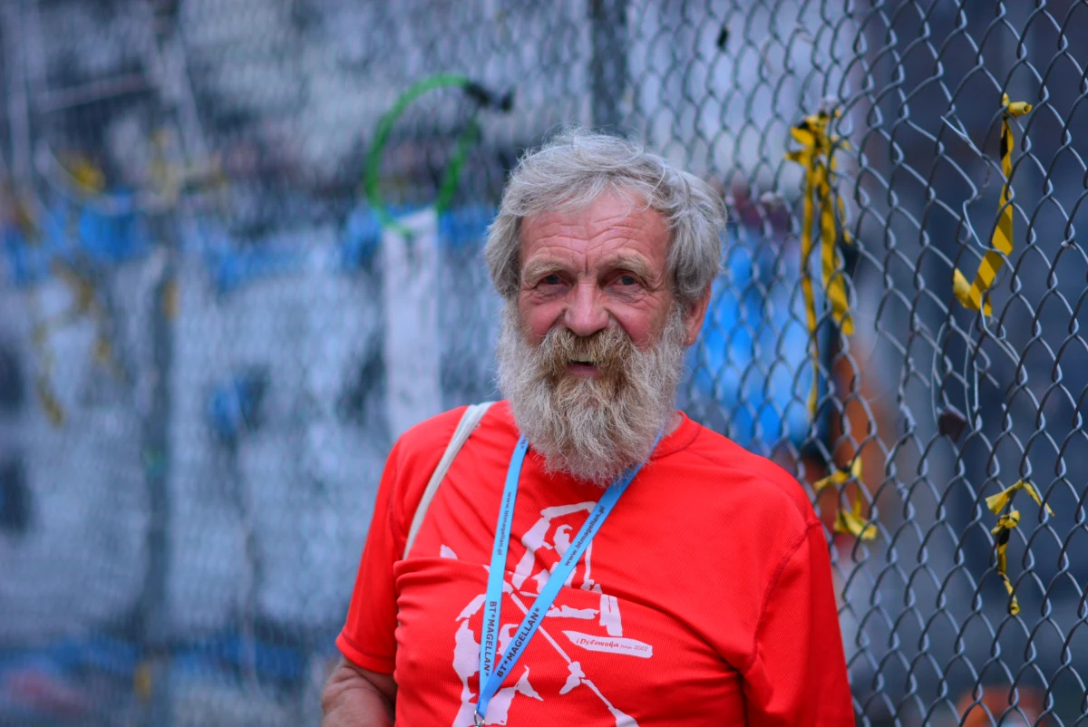 Jedno z żeglarskich przysłów mówi, że nieważne jest, jak i skąd w życiu wieje wiatr – ważne jak ustawimy swoje żagle. Oni wiedzą o tym doskonale, a w drodze na sam szczyt nie raz przyszło im połknąć gorzką pigułkę porażki. Mowa o Mateuszu Kusznierewiczu i Aleksandrze Dobie, których ścieżki przecięła chęć niesienia bezinteresownej pomocy. Zanim po raz kolejny wypłyną na szerokie wody, zachęcą aktywnych Polaków do udziału w Poland Business Run – największym biegu charytatywnym w Polsce. 