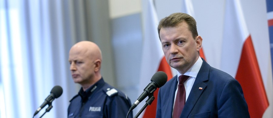 Szef resortu spraw wewnętrznych i administracji Mariusz Błaszczak podziękował policjantom z Archiwum X, którzy po 19 latach doprowadzili do zatrzymań ws. zabójstwa Iwony Cygan. To sygnał, że przestępcy nie mogą spać spokojnie i czuć się bezkarnie nawet po upływie tylu lat - powiedział minister.