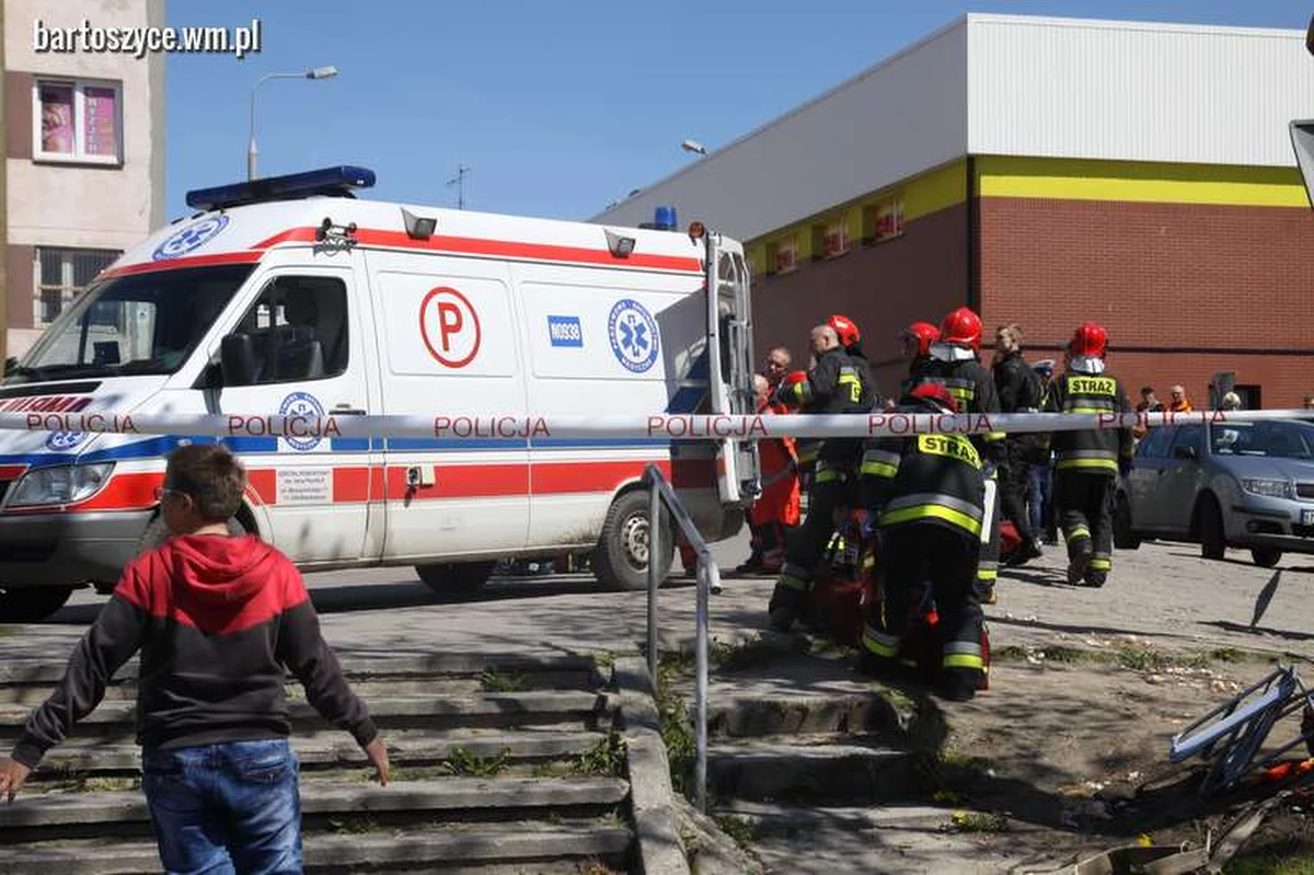 Do groźnego wypadku doszło w Bartoszycach w województwie warmińsko-mazurskim. Pozostawiony na luzie pojazd dostawczy stoczył się uliczką i wpadł w grupę ludzi, znajdujących się na bazarze. Dwie kobiety zostały przetransportowane do szpitala. 