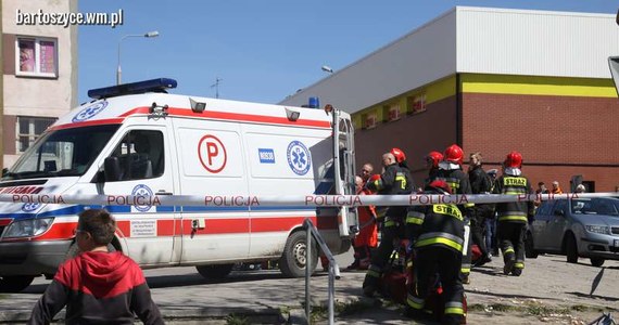 Do groźnego wypadku doszło w Bartoszycach w województwie warmińsko-mazurskim. Pozostawiony na luzie pojazd dostawczy stoczył się uliczką i wpadł w grupę ludzi, znajdujących się na bazarze. Dwie kobiety zostały przetransportowane do szpitala. 