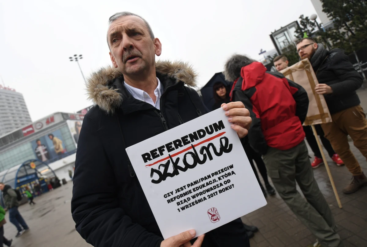 ​Zebrano pół miliona ważnych podpisów pod wnioskiem o przeprowadzenie referendum w sprawie reformy edukacji - dowiedział się nieoficjalnie reporter RMF FM. Dokumenty trafią teraz do Kancelarii Sejmu.