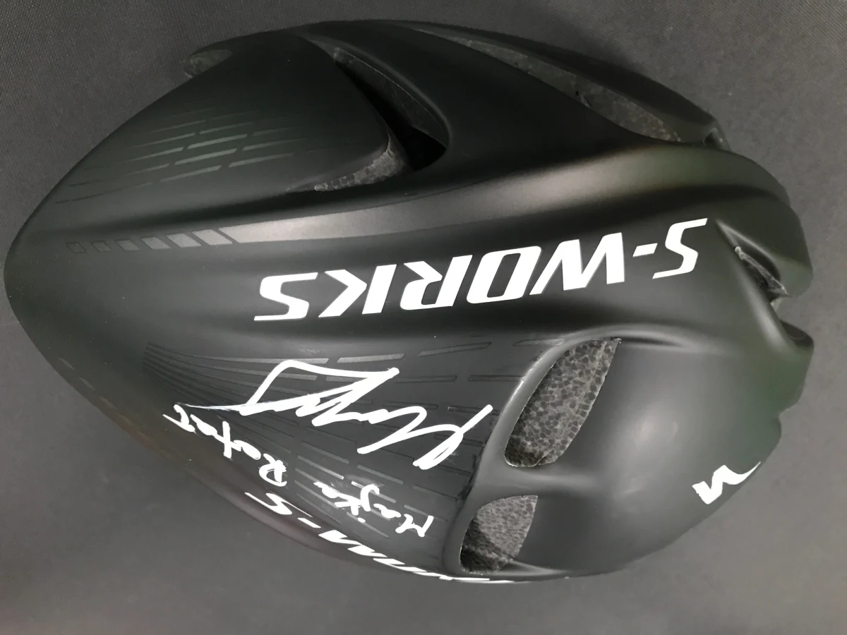 Każdy z was może poczuć się jak Rafał Majka! Mamy dla was profesjonalny kask z podpisem jednego z najlepszych polskich kolarzy, który znów rozpoczął nowy sezon na wysokim poziomie. Majka zajął drugie miejsce w wyścigu Dookoła Kalifornii. 