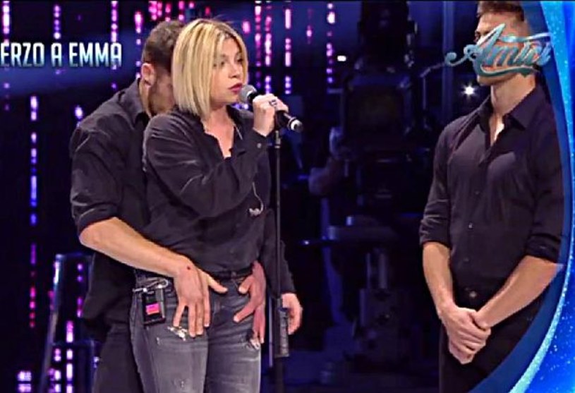Telewizja Canale 5 znalazła się pod sporym ostrzałem po tym, jak we włoskiej wersji programu "Mamy Cię!" doszło do niestosowanych zachowań wobec wkręcanej wokalistki.