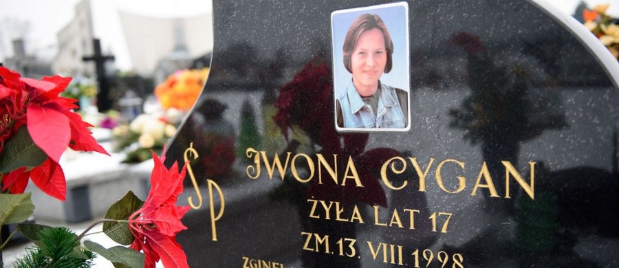 Krakowski wydział Prokuratury Krajowej poszukuje dowodów ze śledztwa w sprawie zabójstwa Iwony Cygan ze Szczucina sprzed blisko 19 lat, w tym ubrań ofiary, które zniknęły.