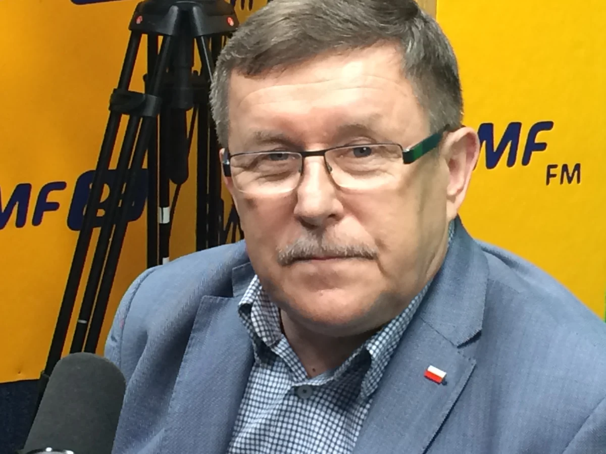 „Rozumiem, że jest to zdanie wyrwane z kontekstu jego długiej wypowiedzi. To, co w Polsce się dzieje, o czym codziennie słyszymy, czytamy w gazetach, codzienne zatrzymania dokonywane przez CBA potwierdzają, że mamy poważny problem z korupcją” - mówi eurodeputowany PiS Zbigniew Kuźmiuk pytany o wypowiedzi sędziego Lecha Morawskiego na konferencji prawniczej w Oksfordzie, dotyczącej m.in. tego. że czołowi polscy politycy i sędziowie są skorumpowani. "Myślę, że on mówił o odczuciu. Takie odnoszę wrażenie z tych zdań, które pojawiły się w mediach" - dodaje gość Marcina Zaborskiego. "Była sprawa sędziów SN (dot. korucji), ale została zamieciona pod dywan" - dodaje Kuźmiuk. "Sądzę, że z wystąpienia Morawskiego, jeśli ono by uchybiało kompetencjom sędziego Trybunału Konstytucyjnego, rozliczy go pani prezes (TK, Julia Przyłębska - przy. red.)." - dodaje eurodeputowany. Czy wypowiedź Morawskiego nie jest donoszeniem na Polskę za granicą? "Korupcja jest workiem kamieni, który ciągnie nas do dołu. Na szczęście to, co się dzieje od 1,5 roku zmniejsza ten obszar korupcyjny bardzo wyraźnie, co widać w zasadzie w każdej dziedzinie" - stwierdza Kuźmiuk. 