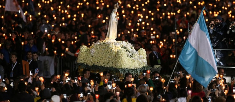 ​Prawie pół miliona osób uczestniczyło w nocy z piątku na sobotę w mszy w czasie czuwania maryjnego w Fatimie, której przewodniczył watykański sekretarz stanu kardynał Pietro Parolin. Msza przed sanktuarium odbyła się po różańcu z papieżem Franciszkiem.