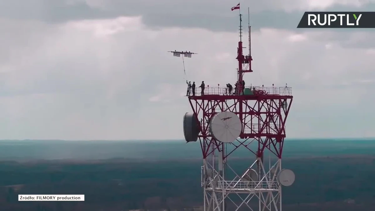 Spadochroniarz Ingus Augstkalns zgodził się podjąć wyjątkowe wyzwanie - skoczyć ze spadochronem z... drona. Ingus najpierw wspiął się na wysoką wieżę, dokąd z ziemi został wysłany dron. Wówczas złapał za specjalnie zamocowany uchwyt i dał się unieść zdalnie sterowanej maszynie. W chwili, gdy dron znalazł się na wysokości 330 metrów, Ingus puścił uchwyt i szybko odbezpieczył spadochron, dzięki czemu wkrótce bezpiecznie wylądował na ziemi. Dron, który kosztuje nawet 35 tys. dolarów, jest w stanie unieść 200 kg.
