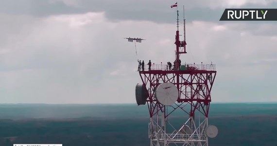 Spadochroniarz Ingus Augstkalns zgodził się podjąć wyjątkowe wyzwanie - skoczyć ze spadochronem z... drona. Ingus najpierw wspiął się na wysoką wieżę, dokąd z ziemi został wysłany dron. Wówczas złapał za specjalnie zamocowany uchwyt i dał się unieść zdalnie sterowanej maszynie. W chwili, gdy dron znalazł się na wysokości 330 metrów, Ingus puścił uchwyt i szybko odbezpieczył spadochron, dzięki czemu wkrótce bezpiecznie wylądował na ziemi. Dron, który kosztuje nawet 35 tys. dolarów, jest w stanie unieść 200 kg.