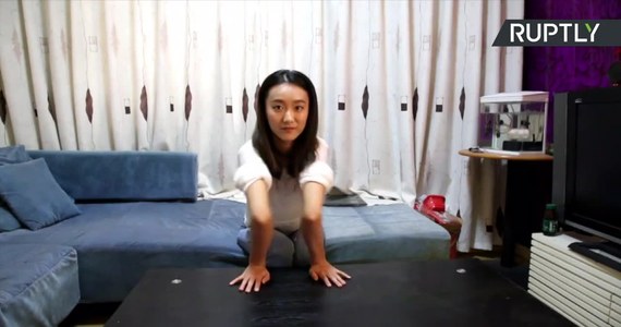 20-letnia Chinka Wang Chu z Szantung ma ekstremalnie giętkie ciało. Jest w stanie wykręcać swoje kończyny niemal we wszystkich kierunkach. Kobieta potrafi wyginać kończyny w niewiarygodny sposób, skręcać łokcie, nadgarstki i nogi do pozycji nieosiągalnych dla większości ludzi. Wang Chu odkryła swoje niezwykłe zdolności w wieku 15 lat, jednak jak sama przyznaje, jeszcze nie znalazła dla swojej umiejętności praktycznego zastosowania. 