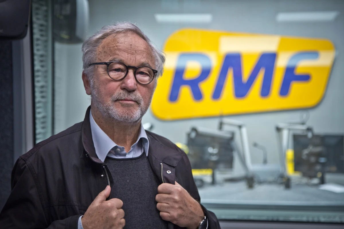 13 maja to wyjątkowy dzień dla chrześcijan - 100-lecie objawień fatimskich, a także 36. rocznica zamachu na Jana Pawła II, który miał miejsce w 1981 roku. Światowej sławy fotograf Adam Bujak pytany przez Krzysztofa Ziemca o szczególny stosunek papieża Jana Pawła II do Matki Boskiej Fatimskiej powiedział: „Wręczał (jej) kulę, która przeszyła jego wnętrzności. Ja fotografowałem tę kulę, miałem zezwolenie” - wspominał Bujak. Kula została umieszczona w koronie Matki Boskiej Fatimskiej. „Specjalnie dla mnie wyciągnęli figurę z rury z pancernego szkła. Dane mi było dotrzeć do tej kuli. Ona miała lekko sklepany szpic o jego kość. Byłem mokry, kiedy to fotografowałem” - dodał. Jan Paweł II mówił po zamachu o cudzie. „Nie miałem wątpliwości, że to był cud” - stwierdził Gość Krzysztofa Ziemca. „To była kula śmiertelna. Matka Boża jednak kierowała tą kulą i skierowała ją o milimetry, czy ułamki milimetra, w inną stronę” - podsumował Bujak. Rozmówca Krzysztofa Ziemca towarzyszył Janowi Pawłowi II na każdym kroku. „W świecie, samolocie, nawet na dachu Pałacu Apostolskiego, w grobie Chrystusa” - wymieniał Bujak. „To są niezwykłe, mistyczne przeżycia, chwile, które człowieka w jakiś sposób kształtują”. „Dla mnie papież był tym hamulcem przeciwko złu” - ocenił. Fotograf odniósł się także do sprawy Orderu Orła Białego, którym został uhonorowany 3 maja. „W takim wieku to jest podsumowanie. Staruszków się nagradza, patrzy się na życiorys, co się zrobiło w życiu” - mówił Bujak. „Przyjmowałem (to odznaczenie) od pana prezydenta Dudy z wielką radością i bardzo się z tego cieszę. To jest dla mnie wspaniałe wyróżnienie” - dodał Gość Krzysztofa Ziemca.