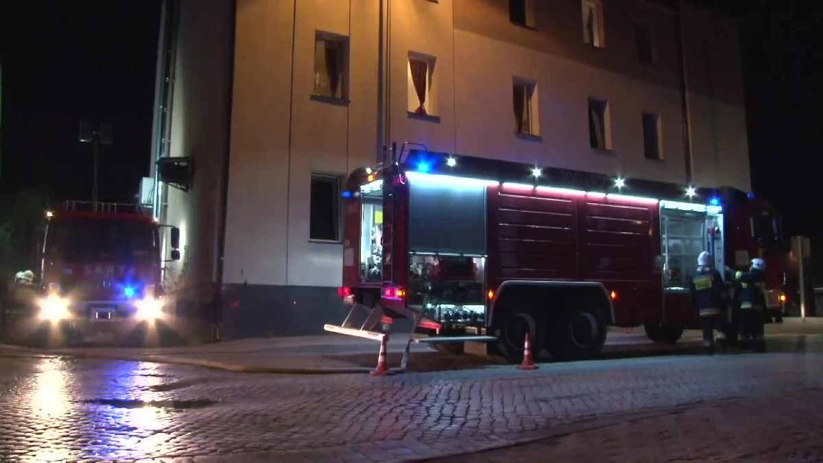 W Witnicy w województwie lubuskim sześć zastępów straży pożarnej walczyło z pożarem hotelu. Z budynku ewakuowano 50 osób. Nikomu nic się nie stało. "W budynku doszło najpierw do pożaru śmietników, znajdujących się przy elewacji. Następnie pożar przeniósł się na elewację hotelu, wykonanej w technologii lekkiego ocieplenia ze styropianu. Płomienie były na tyle wysokie, że przeniosły się na dach budynku i zajęła się więźba dachowa z pokryciem" - mówi Paweł Renicki ze straży pożarnej w Gorzowie Wielkopolskim. 