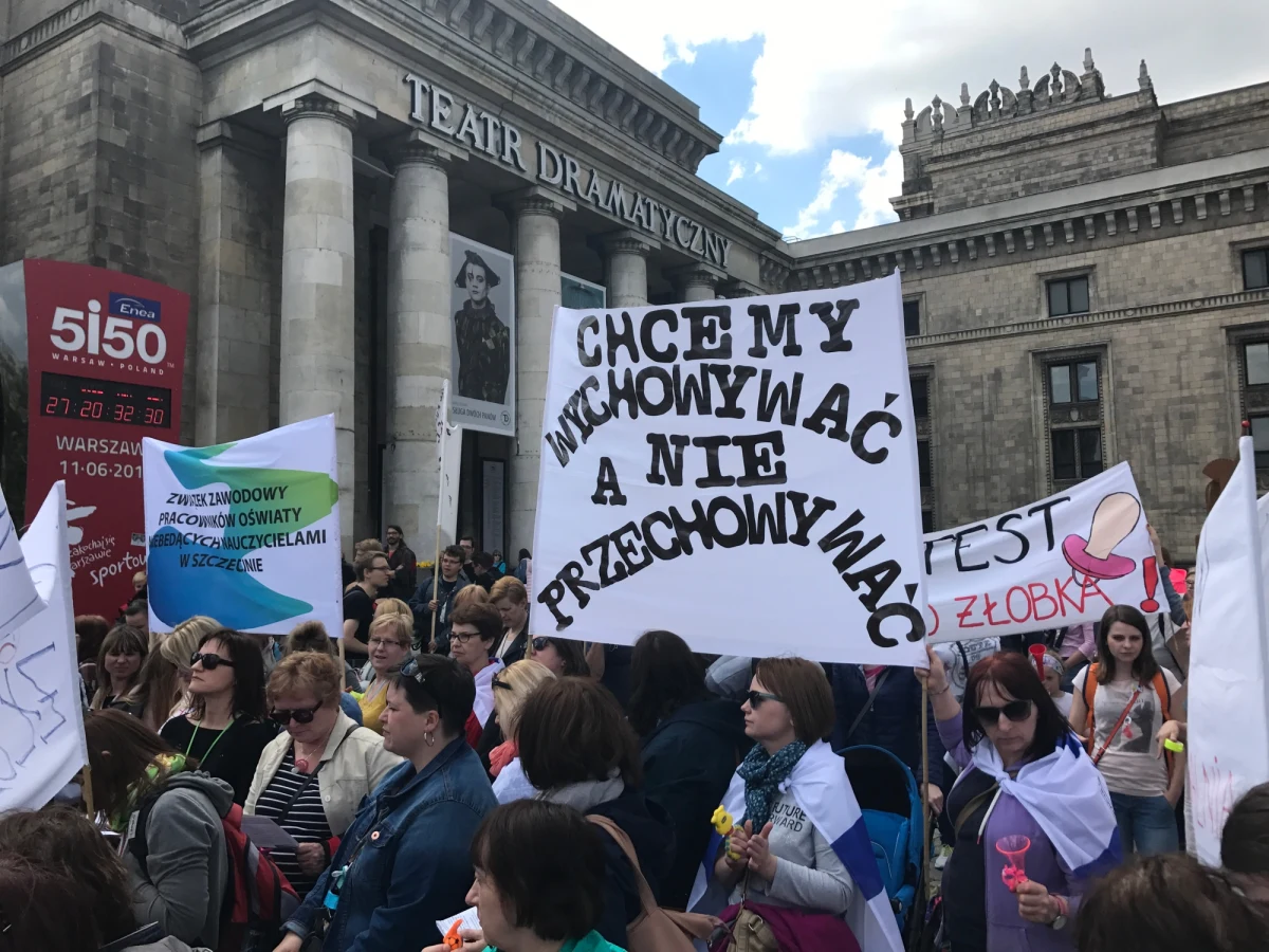 Protestujący w sobotę w stolicy pod hasłem "Rząd do żłobka", opiekunowie i rodzice krytycznie oceniający zmiany, jakie objąć mają opiekę nad małymi dziećmi, złożyli petycje w Ministerstwie Rodziny, Pracy i Polityki Społecznej oraz w Kancelarii Prezesa Rady Ministrów. Resort zapewnia, że bezpieczeństwo maluchów będzie zagwarantowane.

