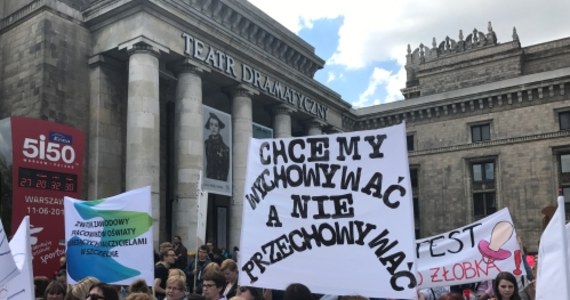 Protestujący w sobotę w stolicy pod hasłem "Rząd do żłobka", opiekunowie i rodzice krytycznie oceniający zmiany, jakie objąć mają opiekę nad małymi dziećmi, złożyli petycje w Ministerstwie Rodziny, Pracy i Polityki Społecznej oraz w Kancelarii Prezesa Rady Ministrów. Resort zapewnia, że bezpieczeństwo maluchów będzie zagwarantowane.

