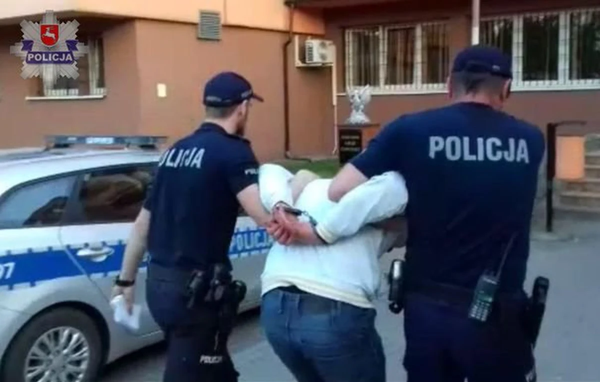 Policjanci zatrzymali 27-latka, który w piątek w Puławach wjechał samochodem w idącą chodnikiem matkę z dwojgiem dzieci. Mężczyzna odjechał z miejsca zdarzenia, nie udzielając im pomocy. 