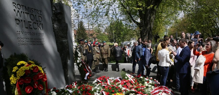 ​W sobotę na terenie skweru przy Alei Wojska Polskiego na warszawskim Żoliborzu odsłonięto pomnik rtm. Witolda Pileckiego, oficera Związku Walki Zbrojnej Armii Krajowej, który w 1940 r. dobrowolnie poddał się aresztowaniu i wywózce do Auschwitz, aby zdobyć informacje o obozie.