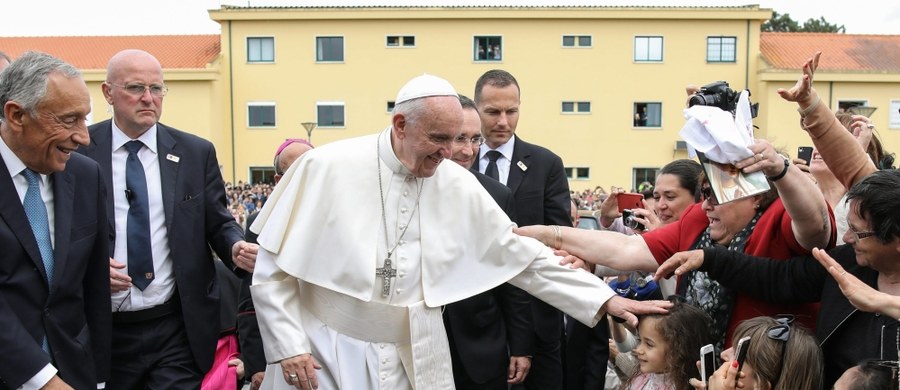 ​Papież Franciszek zakończył wizytę w Fatimie i odleciał w sobotę do Rzymu z portugalskiej bazy lotniczej w Monte Real. W czasie tej 19. zagranicznej pielgrzymki papież przewodniczył obchodom stulecia objawień maryjnych.