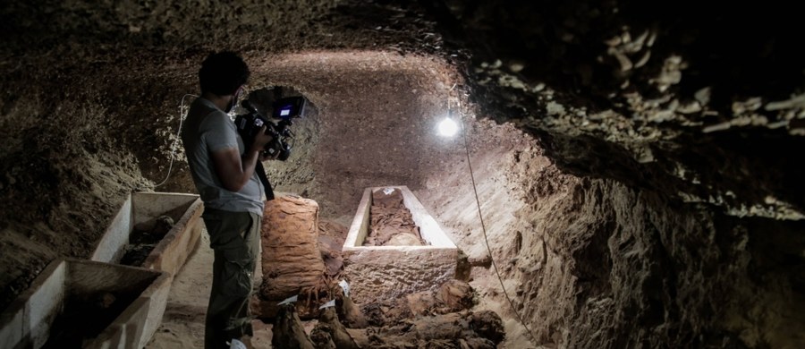 ​17 mumii odkryli archeolodzy w liczącym co najmniej 1700 lat podziemnym grobowcu w prowincji Al-Minja w środkowym Egipcie - poinformowało egipskie ministerstwo ds. zabytków starożytności.