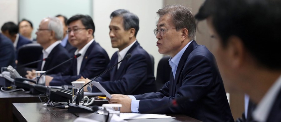 ​Nowy prezydent Korei Południowej Mun Dze In zwołał w niedzielę posiedzenie rady bezpieczeństwa narodowego po wystrzeleniu przez Koreę Płn. niezidentyfikowanego pocisku balistycznego. To pierwsza próba balistyczna podczas kadencji Muna.