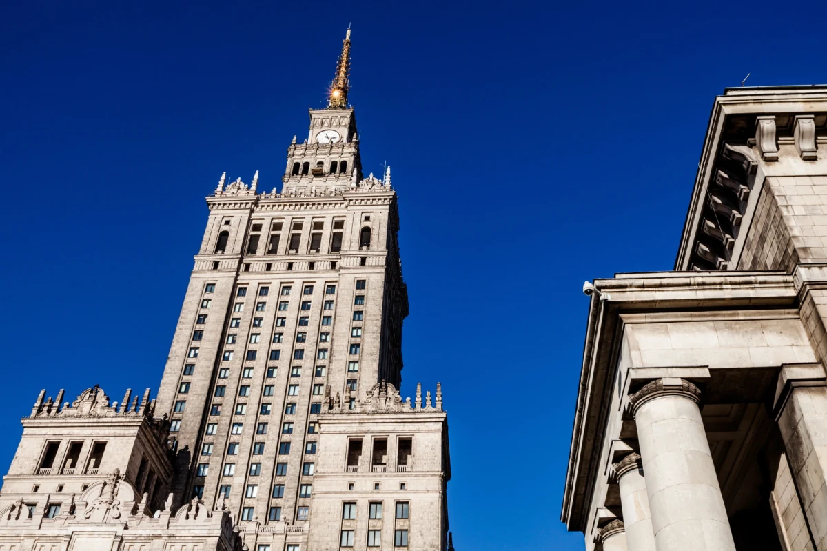 Na 3 miesiące aresztował wrocławski sąd 3 kolejne osoby podejrzane w śledztwie dot. tzw. dzikiej reprywatyzacji w Warszawie. To m.in. adwokat Andrzej M. oraz zajmujący się skupowaniem roszczeń do nieruchomość Maciej M. Sąd nie uwzględnił wniosku o areszt wobec Maksymilian M.