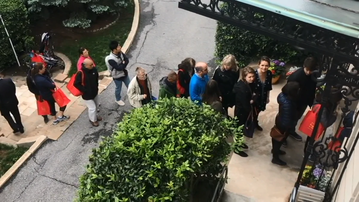 Raz do roku wszystkie ambasady państw należących do Unii Europejskiej otwierają swoje drzwi i zapraszają do swoich siedzib w Waszyngtonie w ramach akcji "EU Open House", która tym razem odbyła się 13 maja. Między placówkami kursowały specjalne autobusy dowożące gości bezpośrednio pod budynki ambasad. Niektóre kraje tego dnia stawiają na promocję turystyki, inne na pokazywanie kultury, a kolejne na prezentację kuchni.