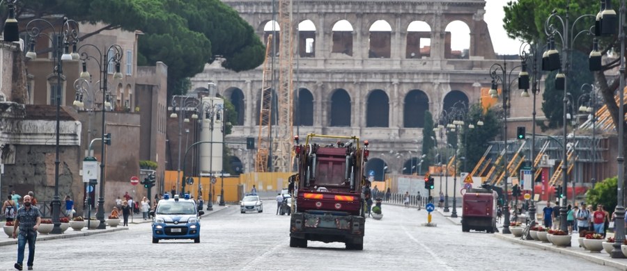 ​Niedziela jest dniem sprzątania Rzymu. Akcję zorganizowano w odzewie na apel lidera rządzącej we Włoszech Partii Demokratycznej, byłego premiera Matteo Renziego. Sprzątanie ma polityczne tło. Jest wyrazem sprzeciwu wobec rządów Ruchu Pięciu Gwiazd w stolicy.