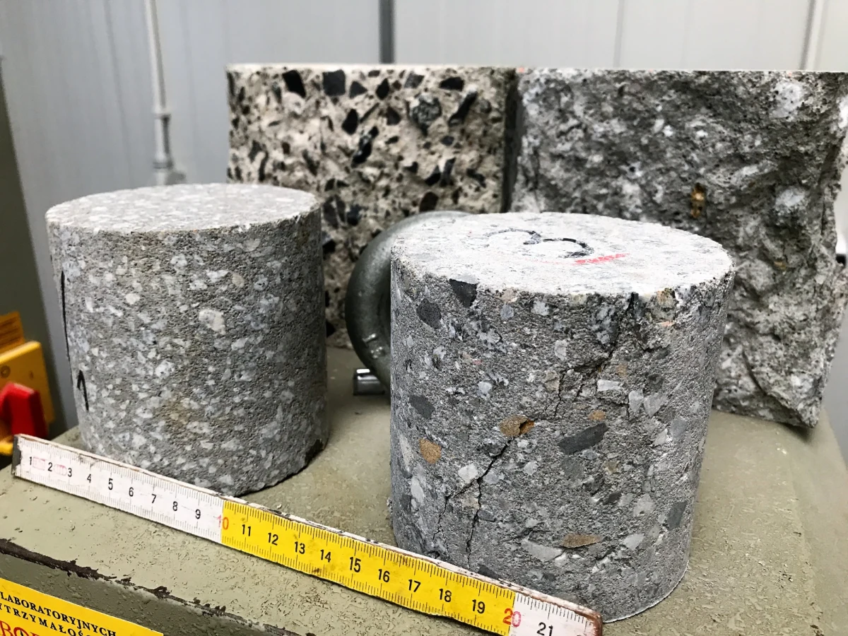 ​To jedno z największych laboratoriów drogowych Generalnej Dyrekcji Dróg Krajowych i Autostrad w Polsce. Niepozorny budynek w okolicach węzła Wrocław Zachód przy Autostradowej Obwodnicy Wrocławia kryje pięć wydziałów, w których badany jest grunt, na którym ma powstać jezdnia, materiał, z którego powstanie i nawierzchnia z gotowej drogi. Poszczególne pracownie odkrywamy w cyklu Twoje Niesamowite Miejsce w Faktach RMF FM. To pracujący tu ludzie stoją na straży jakości dróg, po których jeździmy.