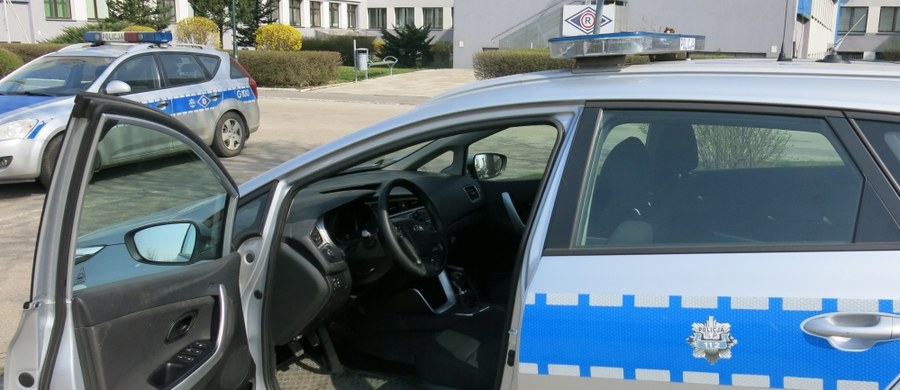 Prokuratura i policja wyjaśniają okoliczności śmierci mężczyzny w Wałbrzychu na Dolnym Śląsku. Zmarł podczas policyjnej interwencji. Wcześniej mocno pobudzony i agresywny wbiegał na jezdnię wprost pod nadjeżdżające samochody. Policjanci musieli założyć mu kajdanki. Mężczyzna zasłabł, zanim doszli do radiowozu.