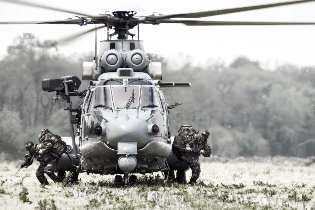 "W tej sprawie nie chodzi o to, kto doradzał Antoniemu Macierewiczowi, by zrezygnować z zakupu śmigłowców Airbusa. To tylko medialna zasłona dymna. Kluczowe pytanie brzmi bowiem: dlaczego kierowane przez Tomasza Siemoniaka MON uparcie dążyło do zakupu caracali?" - piszą dziennikarze tygodnika "wSieci". Twierdzą, że dotarli do niejawnych dokumentów, które dowodzą, że resort dostawał jasne ostrzeżenia: planowany zakup nie jest korzystny dla polskiej armii. "Alarmowały zarówno wojskowy kontrwywiad, jak i Sztab Generalny. Wyolbrzymianie dziś mało istotnych wątków wygląda na próbę odwrócenia uwagi od istoty sprawy i wplątania w aferę obecnego szefostwa ministerstwa obrony" - piszą Marek Pyza i Marcin Wikło.