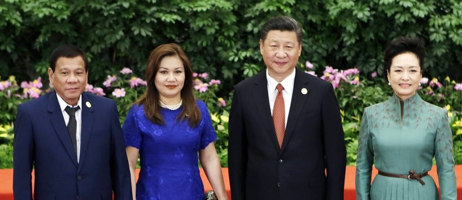 ​Ambasador Filipin w Chinach Jose Santiago Santa Romana poinformował w weekend, że oba kraje zamierzają rozpocząć konsultacje w sprawie Morza Południowochińskiego. Rozmowy mają toczyć się w Chinach. Pekin jak na razie nie potwierdza informacji strony filipińskiej.