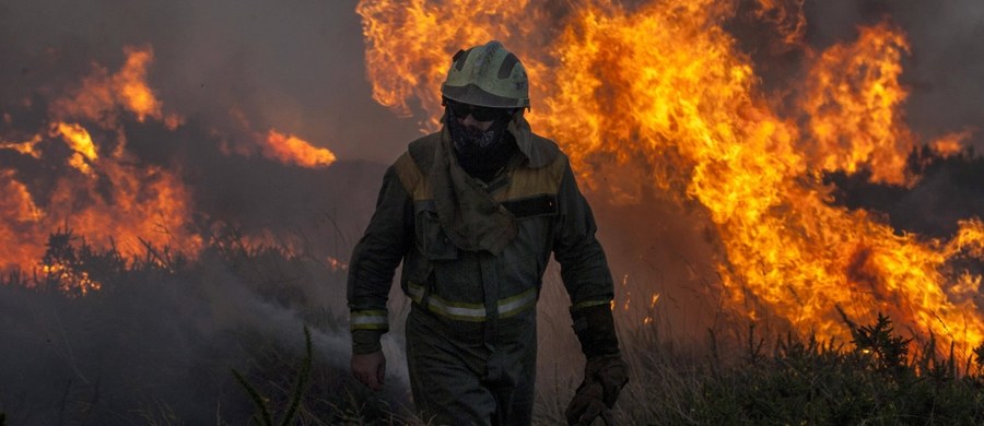 ​Jedna osoba zginęła w niedzielę, a dwie odniosły obrażenia w wyniku pożaru lasu koło miasta Agioi Theodoroi, 65 km na południe od Aten.