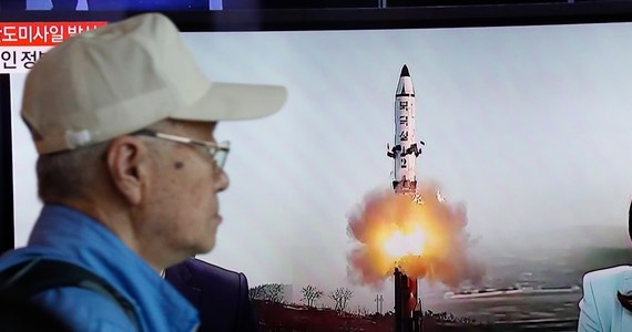 Władze Korei Północnej oświadczyły, że niedzielna próba pocisku balistycznego zakończyła się powodzeniem i że testowano rakietę nowego typu, zdolną przenosić ładunki nuklearne dużej mocy. "Z łatwością dosięga ona terytorium USA" - podkreślono.