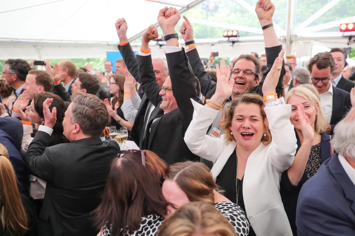 ​CDU wygrała wybory regionalne w Nadrenii Północnej-Westfalii (NRW) i może utworzyć koalicyjny rząd z liberalną FDP - wynika z oficjalnych wyników opublikowanych w poniedziałek. SPD osiągnęła najgorszy wynik w swojej powojennej historii i musi oddać władzę.